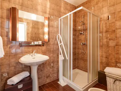 Badezimmer mit Dusche