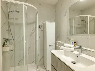 Badezimmer mit Dusche