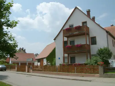 Hausansicht mit Blick auf die Terrasse