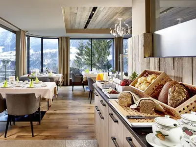 Speisesaal mit Frühstücksbuffet