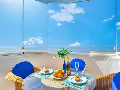 Spektakulärer Blick von der Terrasse auf das Meer