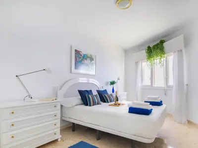 Helles Schlafzimmer mit Meerblick
