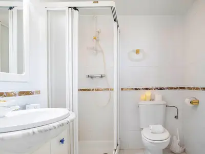 Badezimmer mit Dusche