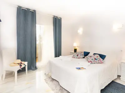 Hauptschlafzimmer mit Doppelbett und Zugang zur Terrasse
