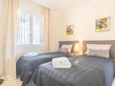 Zweites Schlafzimmer mit zwei Einzelbetten