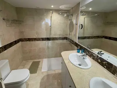 Badezimmer mit Dusche