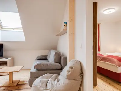 4er Appartement Familie - Wohn/Esszimmer mit Blick in das Schlafzimmer