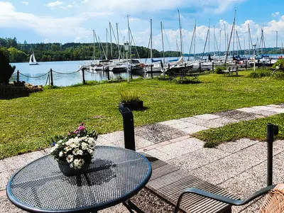 Eigene Terrasse direkt am See