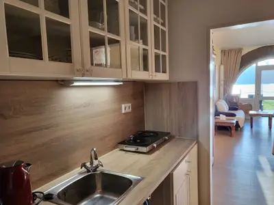 Blick aus der Küche in den Wohnbereich