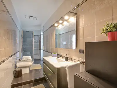 Badezimmer mit Dusche