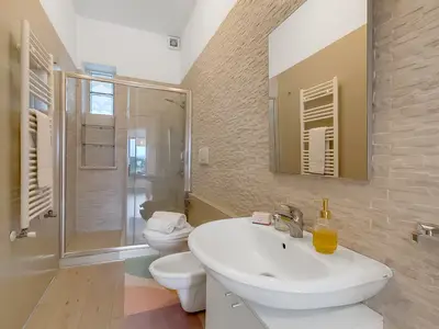 Badezimmer mit Dusche