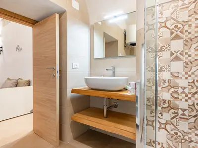 Badezimmer mit Dusche