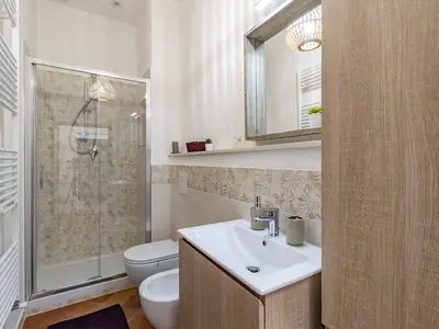 Badezimmer mit Dusche