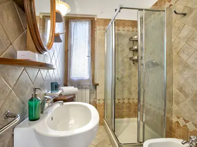 Badezimmer mit Dusche