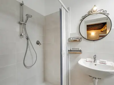 Badezimmer mit Dusche