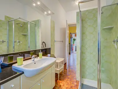 Badezimmer mit Dusche