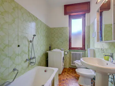 Badezimmer mit Badewanne