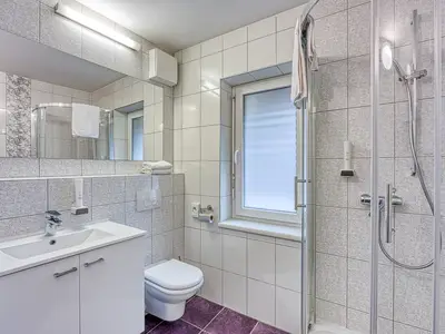 Badezimmer mit Dusche