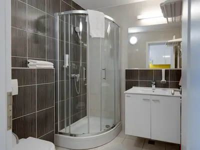 Badezimmer mit Dusche