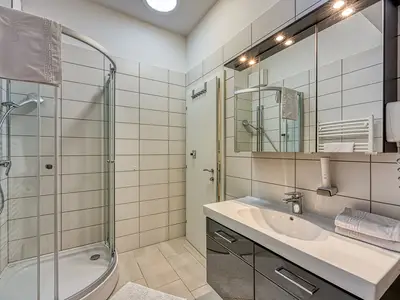 Badezimmer mit Dusche