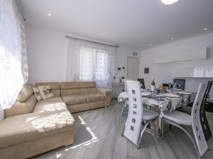 23706599-Appartement-6-Nago-Torbole-300x225-1