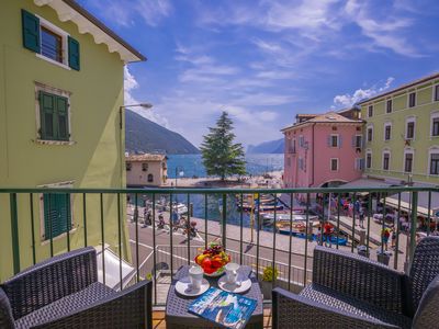 Der Balkon mit herrlichem Blick auf den See