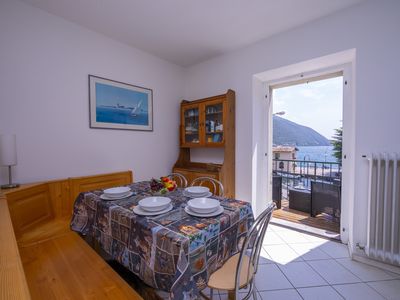 Das Wohnzimmer mit Esstisch und Zugang zum Balkon