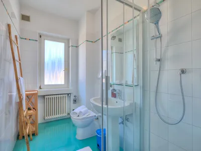 Badezimmer mit Dusche