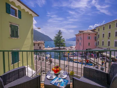 Der Balkon mit herrlichem Blick auf den See