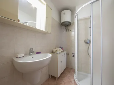 Das Badezimmer mit Dusche, WC und Bidet