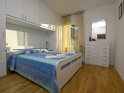 Das Schlafzimmer mit Eingang zum Balkon