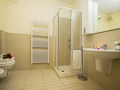 Das Badezimmer mit Dusche, WC, Bidet und Waschmaschine