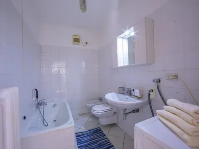 Das Badezimmer mit Badewanne, WC und Bidet