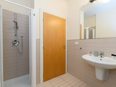 Das Badezimmer mit Dusche, WC, Bidet und Waschmaschine