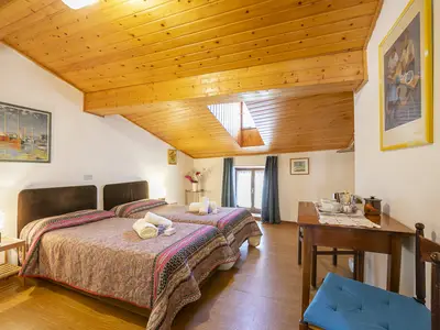 Das zweite Schlafzimmer mit Holzbalken