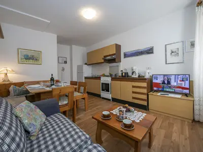 Das gemütliche Wohnzimmer mit Blick auf die Küche