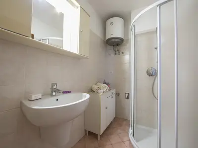 Das Badezimmer mit Dusche, WC und Bidet