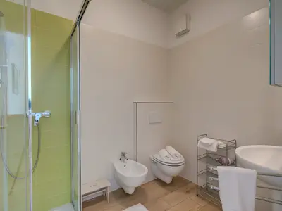 Badezimmer mit Dusche