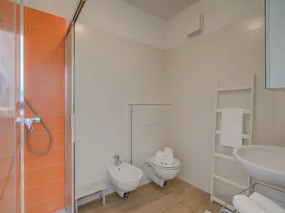 Badezimmer mit Dusche