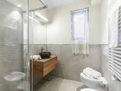 Badezimmer mit Dusche