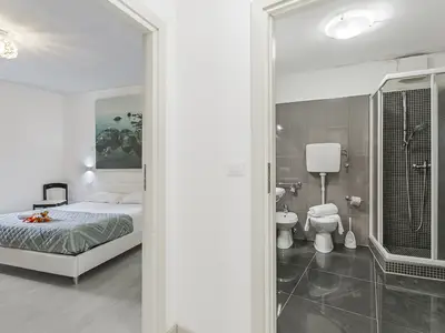 Badezimmer mit Dusche