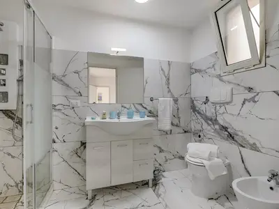 Badezimmer mit Dusche