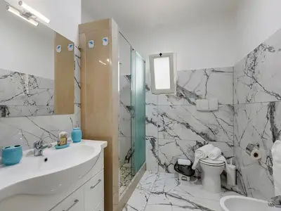 Badezimmer mit Dusche