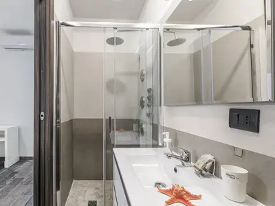 Badezimmer mit Dusche