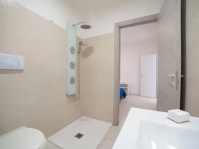 Badezimmer mit Dusche