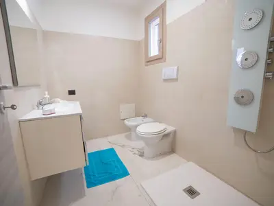 Badezimmer mit Dusche