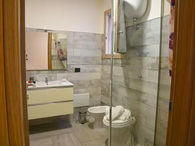 Badezimmer mit Dusche