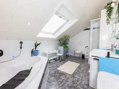 Ferienwohnung Dachgeschoss: Badezimmer