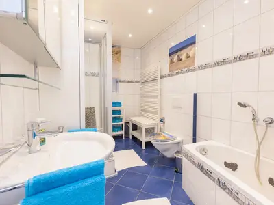 Ferienwohnung Paterre: Badezimmer