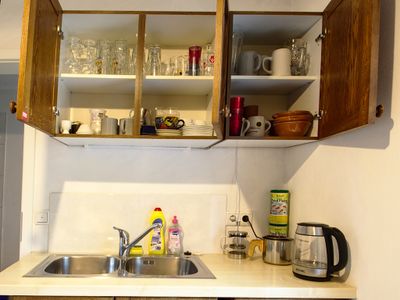 Küche mit Doppelspüle, Wasserkocher und French Press Kaffeebereiter